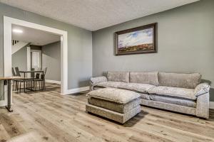 2 Mi to Mass Ave Convenient Townhome with Yard!