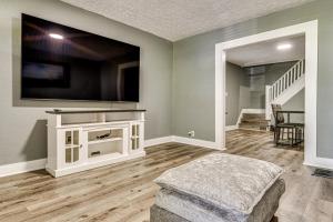 2 Mi to Mass Ave Convenient Townhome with Yard!