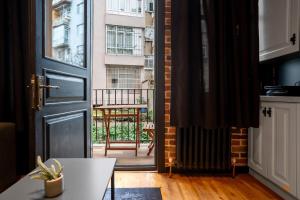 Charming 1BR Flat with Balcony in Cihangir