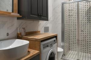 Charming 1BR Flat with Balcony in Cihangir