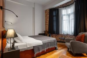 Charming 1BR Flat with Balcony in Cihangir