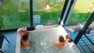 PeSa house-with Jacuzzi,fenced garden & football