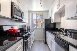 Brentwood 2BR w Outdoor Pool nr shops LAX-146