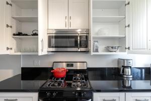 Brentwood 2BR w Outdoor Pool nr shops LAX-146