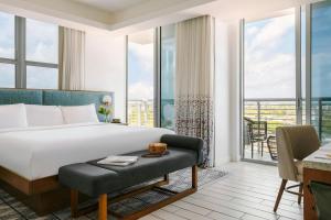 King Room with Balcony - Mobility and Hearing Accessible with Roll-in Shower room in Sonder l The Circ
