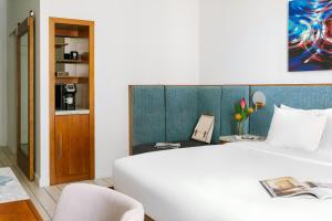 Queen Room with Two Queen Beds room in Sonder l The Circ