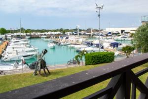 Welc-ōM Lignano swim and fun with dock view