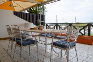 Welc-ōM Lignano swim and fun with dock view