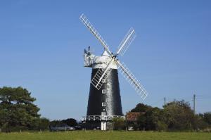 Great 8 Berth Caravan With Decking Area, Near To Caister Beach Ref 65054Eb