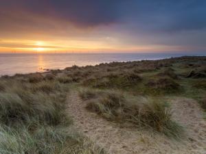 Great 8 Berth Caravan With Decking Area, Near To Caister Beach Ref 65054Eb