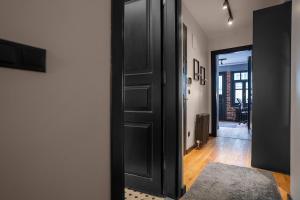 Cozy Urban 1BR Nest with Balcony Charm