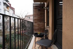 Cozy Urban 1BR Nest with Balcony Charm