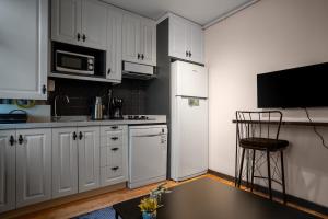 Cozy Urban 1BR Nest with Balcony Charm