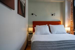 Cozy Urban 1BR Nest with Balcony Charm