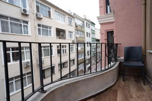 Cozy Urban 1BR Nest with Balcony Charm