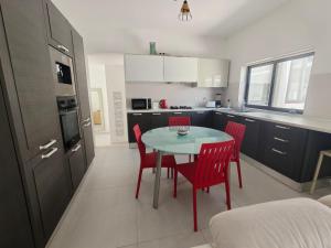 Ensuite Twin Room with Laundry in Pembroke