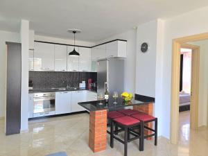 Sea View Holiday Apartment 073