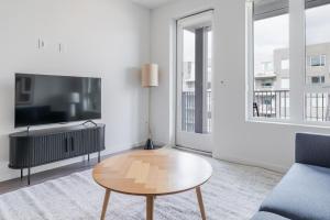 Blueground East Industrial pool AC nr park SFO-1853