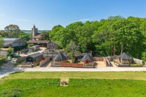 A selection of countryside lodges, Hot Tub, Fire Pits, Chidrens Play Area, Free Private Parking, Valley Views, Surrounded by Nature - a peaceful retreat for everyone!