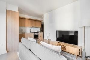 Blueground SoMa pool nr Civic Center SFO-1784