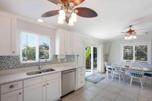 Island Girl East West - Heated Pool Porches Beach Gear Walk to Beach