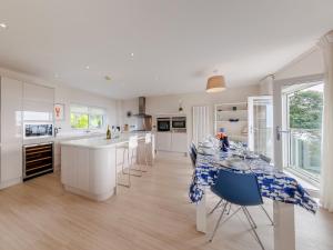 4 Bed in Aberdovey DY041