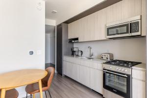 Blueground Central Station pool nr Grant Park CHI-1242