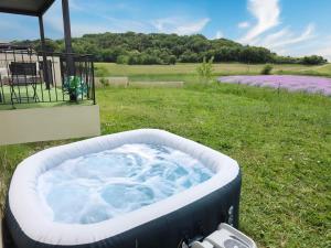 Villas Maison Premium Hyper Calme - Joliment decoree avec vue degagee - Jacuzzi Chauffe - Salle de jeux - Proche de toutes commodites : photos des chambres