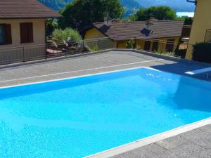 Lakefront Apartment with Panoramic Pool