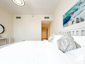 Stunning 2-Bedroom Apartment with Canal Views