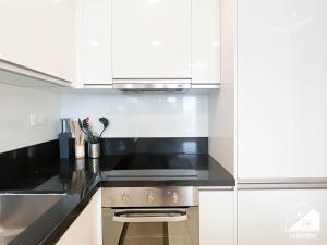 Stunning 2-Bedroom Apartment with Canal Views