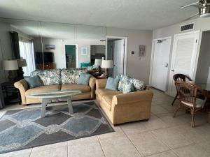 Beachfront Condo! Gulf View FromRooms, Pool, Chairs Provided