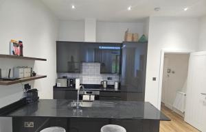 Modern Flat London Sleeps 4!