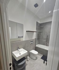 Modern Flat London Sleeps 4!