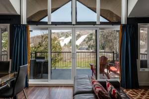 Spacious 3 bedroom condo Ski-in Ski-out St Sau