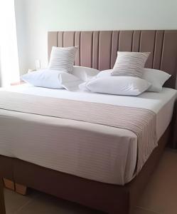 Vista impresionante y cama king en Baia Kristal