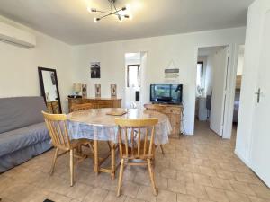 Maisons de vacances Petit pavillon pour 8 personnes dans une residence avec piscine : photos des chambres