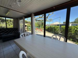 Maisons de vacances Petit pavillon pour 8 personnes dans une residence avec piscine : photos des chambres