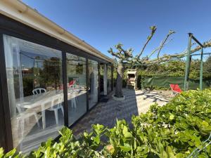 Maisons de vacances Petit pavillon pour 8 personnes dans une residence avec piscine : photos des chambres