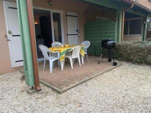 Petit pavillon 4 personnes dans résidence avec piscine