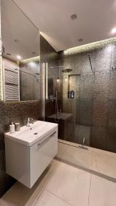 Close to Chopin airport, Cybernetyki, free parking by Cosmo Spirit
