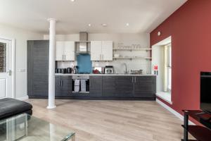 Central comfort and explore nearby cafes