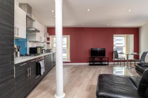 Central comfort and explore nearby cafes