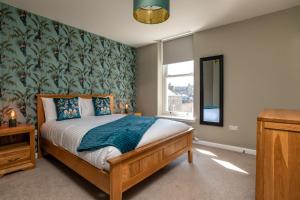 Central comfort and explore nearby cafes