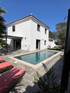 Jolie villa sa piscine et ses 4 chambres - Ubytování bez kategorie ve městě Puget-sur Argens