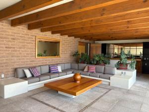 Luxury with Lake View, Pool, Jacuzzi & Gym