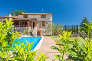 Villa Dora - family house with saltwater pool in Gostinjac, Krk Island 