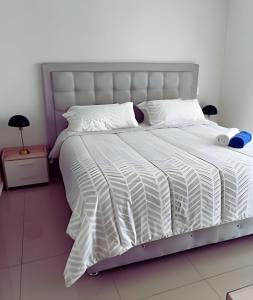 Chic Apartment Near It All