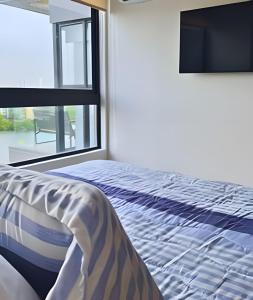 New Gem, 2B, 4 blocks from Center Amazing Views