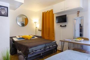 Studio with balcony 50 m from the beach